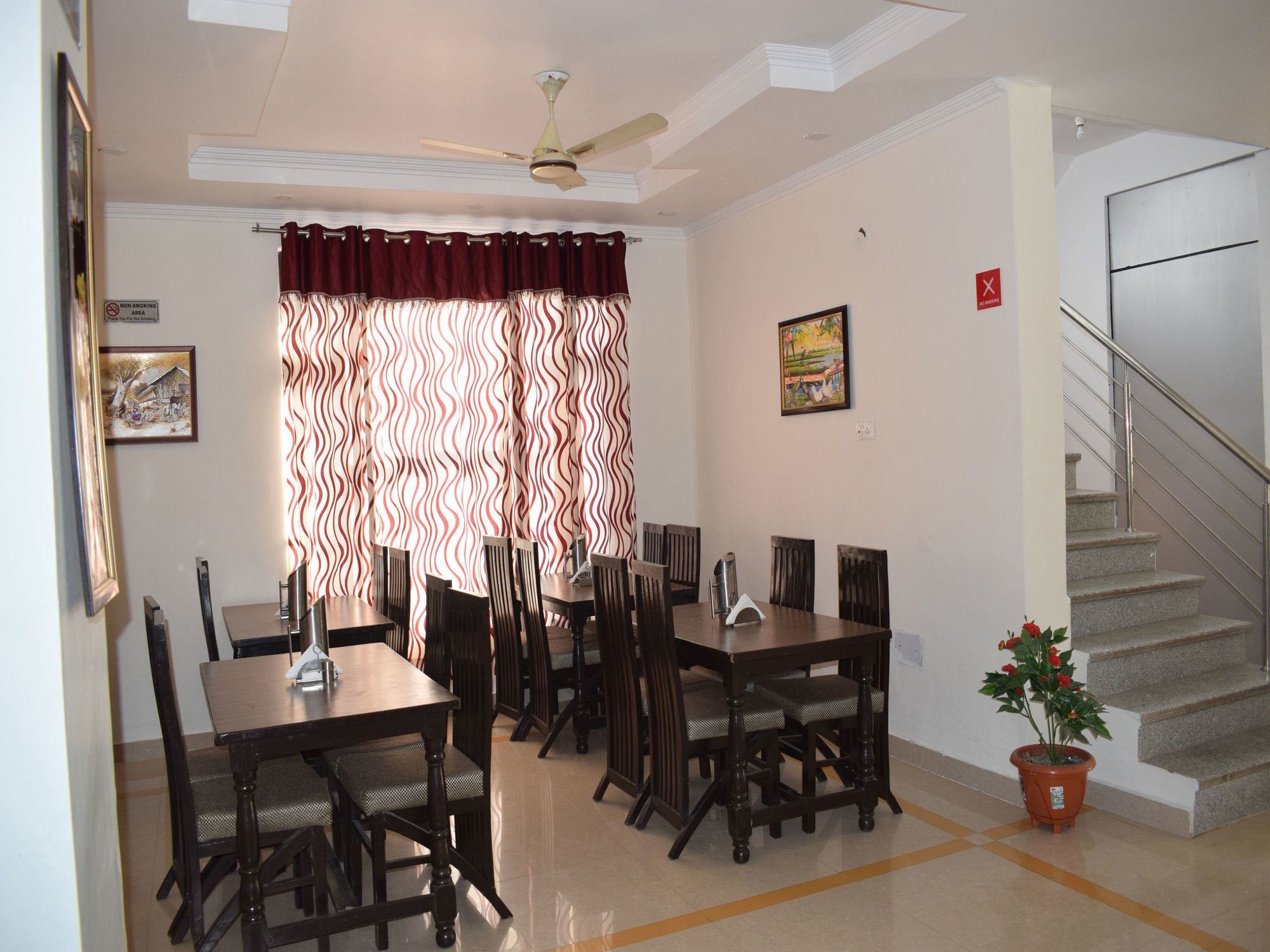 Oyo 10322 Hotel Raja Palace Dharamshala Eksteriør billede